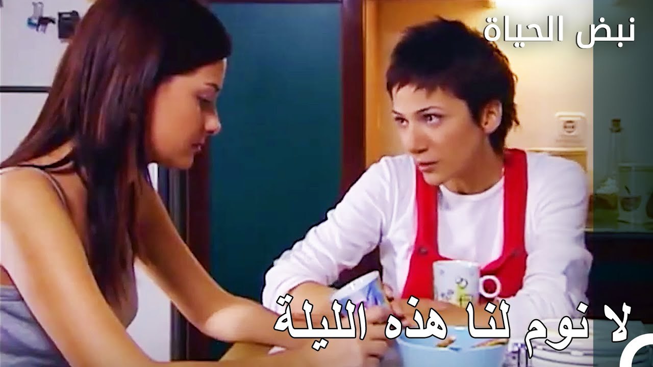 اجتمع الأصدقاء على مائدة المطبخ  - الأطباء الحلقة 51