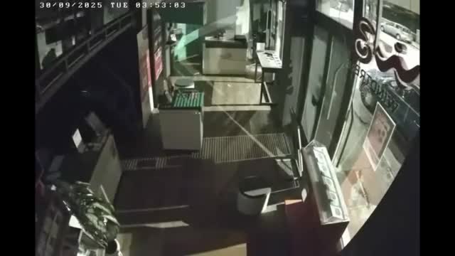 Verona, il video dei ladri in azione nel negozio di telefonia durante la spaccata