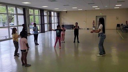 Après les cours, place à la liberté : chacun danse comme il veut