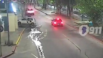 Un conductor chocó dos veces a un auto parado y le fracturó la cabeza a un bebé que estaba adentro