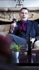 una empleada de una empresa, se enamora de Miles Walker, un trabajador de bajos ingresos...