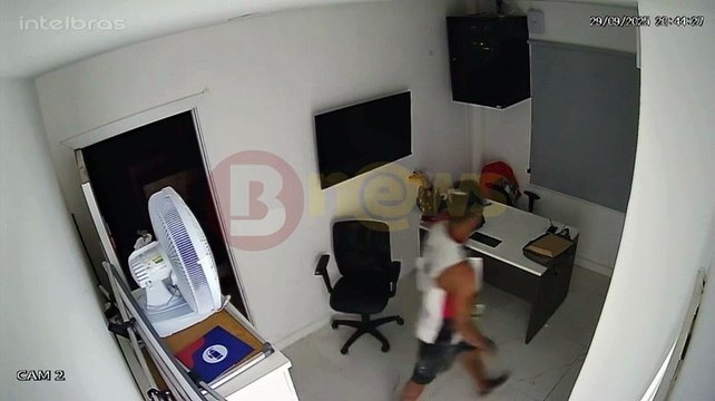 Câmeras flagram suspeito furtando galpão, clínica e loja em Lauro de Freitas por dois dias consecutivos