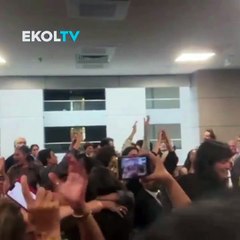 Ayşe Barım'ın sevenleri, tahliye kararını sevinç gözyaşları ve alkışlarla karşıladı.