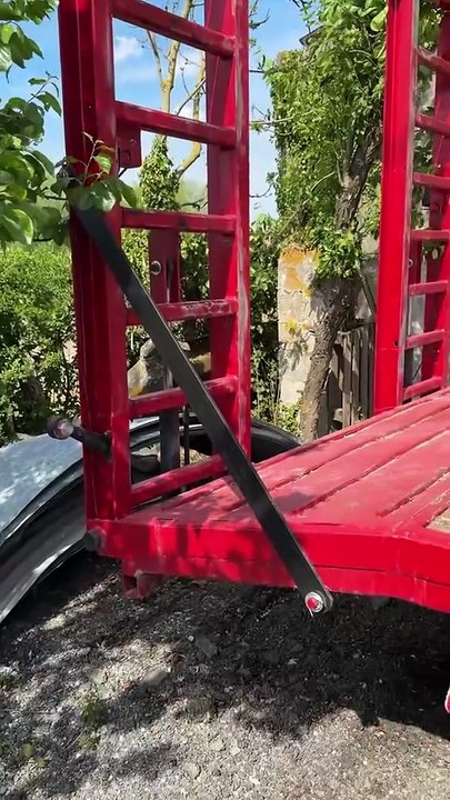 Il transforme une semi remorque en plateau porte char !!