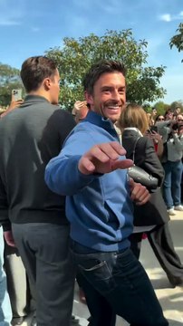 @jbayleaf débarque tout sourire au défilé @dior ! #voicistyle #pfw #jonathanbailey #dior #bridgerton 📸 @floriane_rnd @sarahpolak_