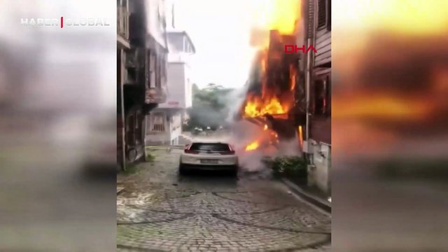 Beşiktaş'ta 3 katlı ahşap binada çıkan yangın 4 binaya sıçradı, 1 bina çöktü