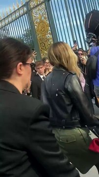 L’actrice @charlizeafrica arrive au défilé @dior ! #voicistyle #charlizetheron #dior #pfw 📸 @sarahpolak_ @floriane_rnd