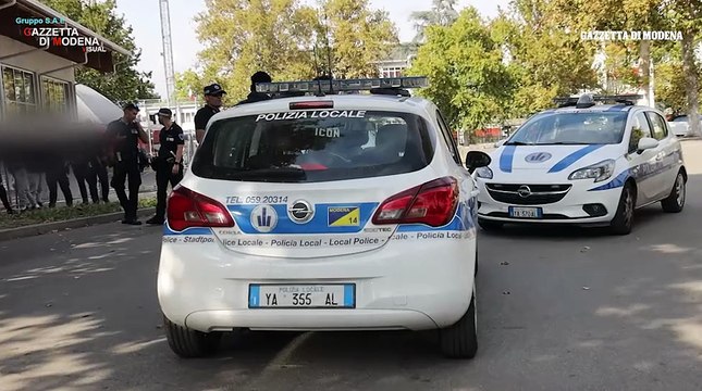 Maxi rissa all'autostazione di Modena, botte tra giovani e minacce ai giornalisti: ?Vi ammazzo, ti stupriamo?