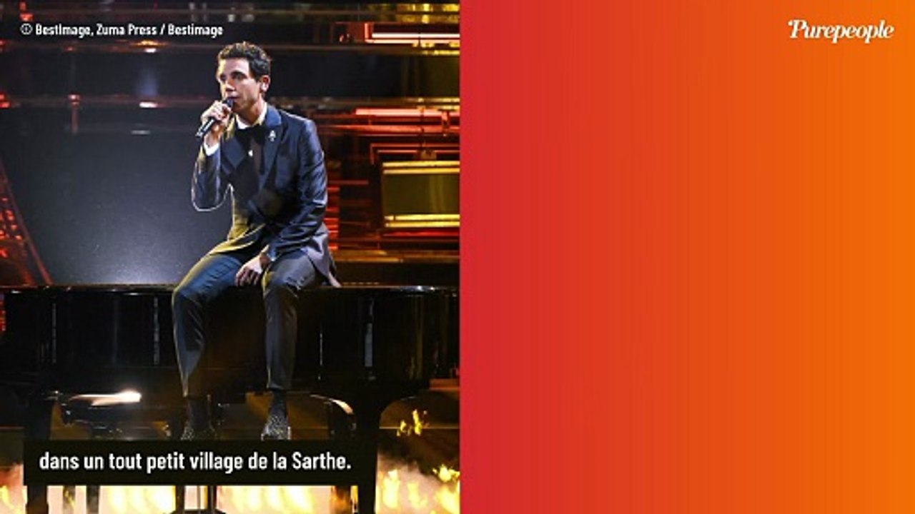 Mika créé l'événement dans un tout petit village français de 1500 habitants pour le mariage de sa soeur avec un homme issu de la noblesse