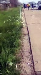 بالفيديو تساؤلات كثيرة وذهول بسبب الاف دولارات مًلقاة على الطريق