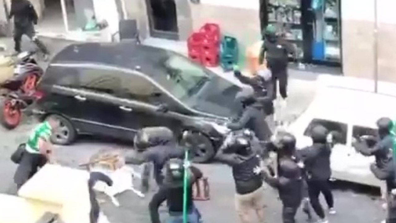Il video degli scontri tra tifosi del Napoli e dello Sporting tra le vie del centro: risse a colpi di spranghe e pugni