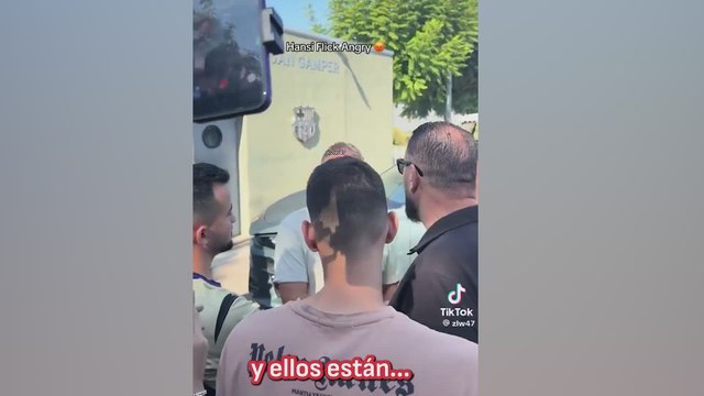 Discusión de Flick con los aficionados a la salida de la ciudad deportiva: Tened respeto...