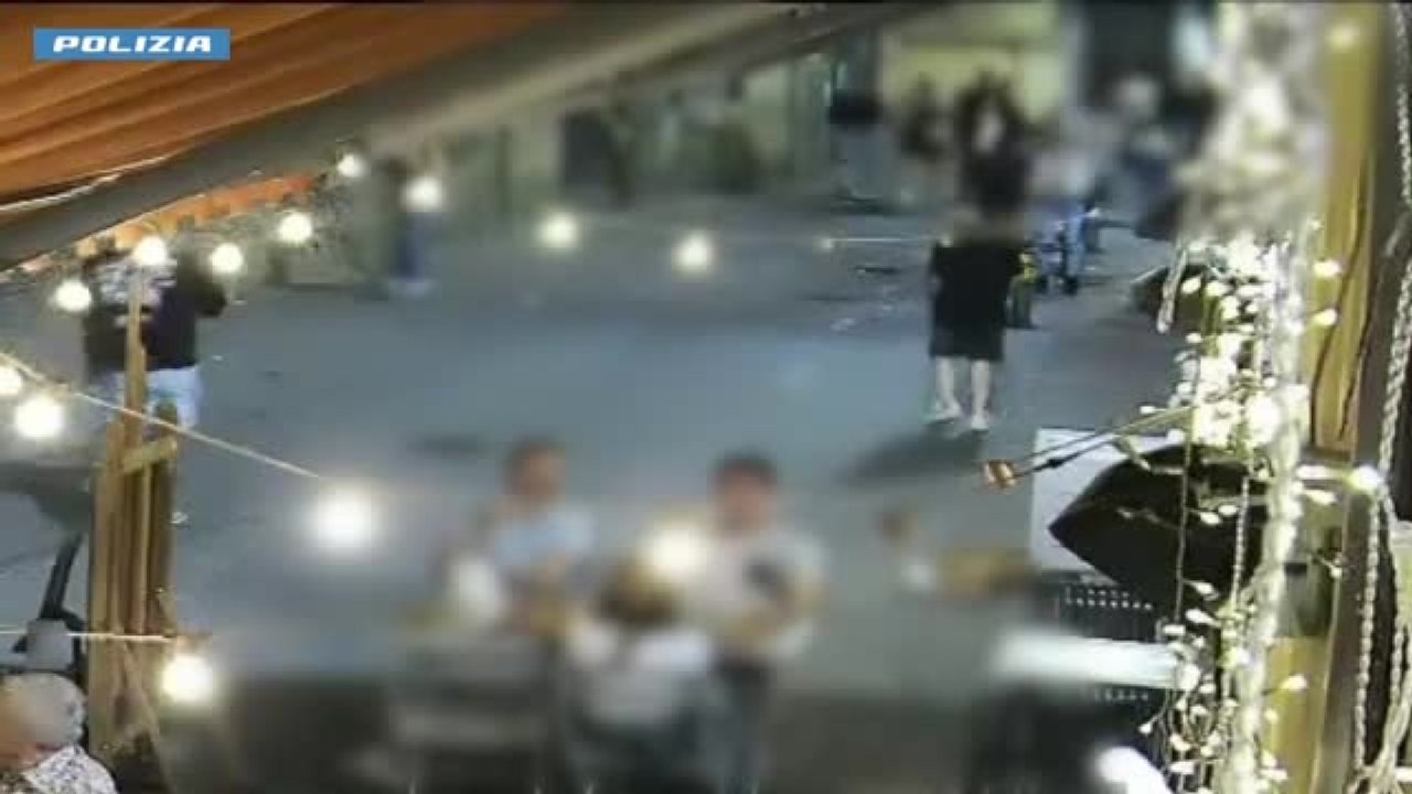 Bologna, il video delle rapine in centro storico: catenine e collane d'oro scippate ai passanti