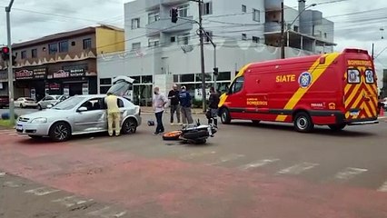 Acidente entre Astra e moto deixa homem ferido no Centro de Cascavel