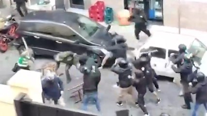 Violenti scontri prima di Napoli-Sporting, volano sedie e bastoni