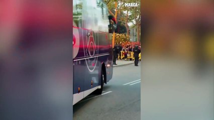 Lanzamiento de objetos y varios incidentes en la llegada del PSG a Montjuic