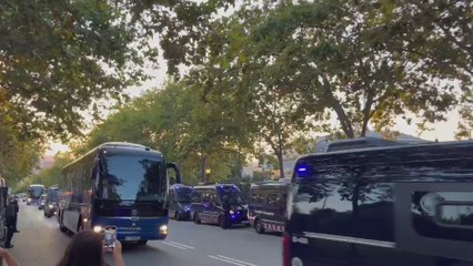 Máxima tensión en la llegada del PSG a Montjuïc: lanzamiento de objetos y bengalas