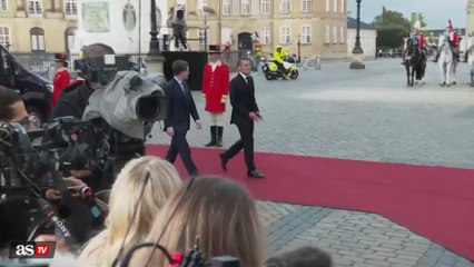 Macron hace un saludo extraño a la reina de Dinamarca y su reacción sorprendida se vuelve viral
