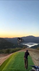 Ce motard n'a pas du tout besoin de roue avant...