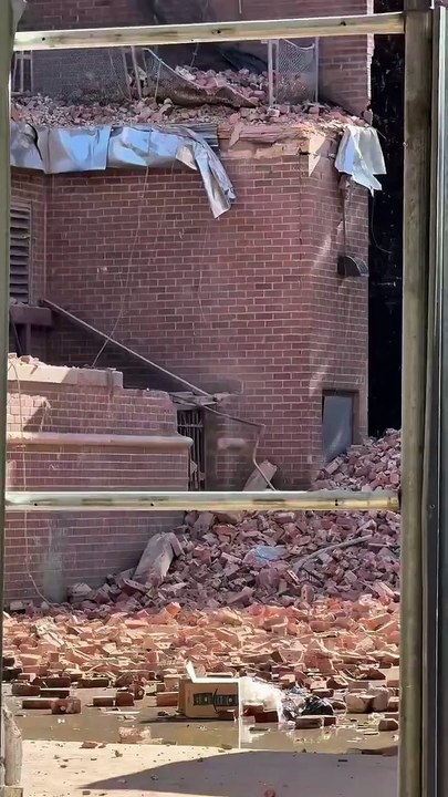 Imagens mostram fenda gigante em prédio de 20 andares em Nova York