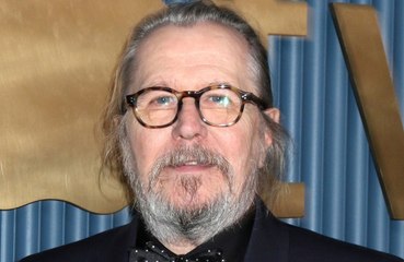 Sir Gary Oldman se sintió 'muy conmovido' al recibir su título de caballero del Príncipe William