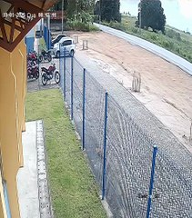 Câmera flagra momento em que carreta invade escola no interior de AL