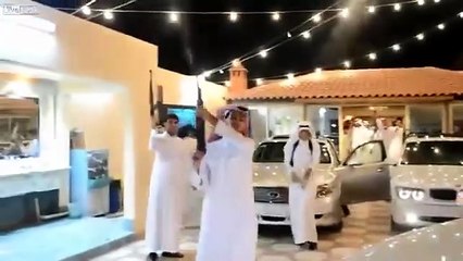 بالفيديو: إطلاق نار بشكل كثيف ابتهاجاً بحفل زفاف لأحدى افراد عائلة غنية بالمملكة