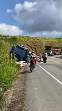 Caminhão tomba na BR-416 em Colônia Leopoldina e motorista fica preso às ferragens