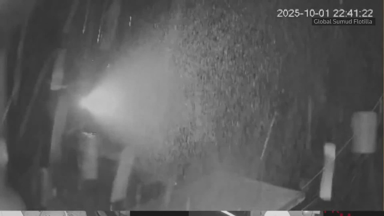 Israel rocía de agua a todos los barcos con ayuda humanitaria para Gaza: Imágenes de La flotilla