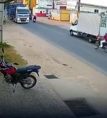 VÍDEO: Motociclista sofrem acidente e vão parar embaixo de caminhão após colisão