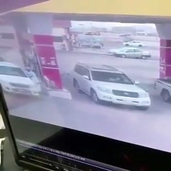 بالفيديو قائد سيارة لاندكروز كاد أن يتسبب في كارثة داخل محطة وقود في نجران !