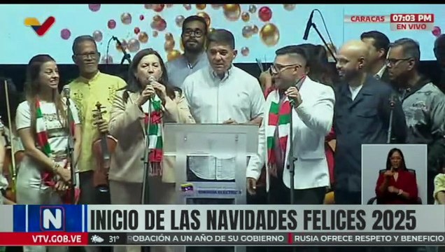 Con el encendido de luces en la Plaza Bolívar caraqueños le dan la bienvenida a la Navidad 2025