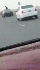 بالفيديو فتاة مخمورة تطل من فتحة سيارة على جسر ستره بالبحرين