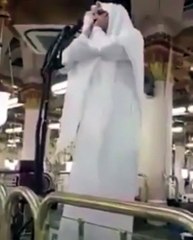مؤذن يدخل في نوبة بكاء بعد تعيينه أول يوم في المسجد النبوي.. فيديو مُؤثّر