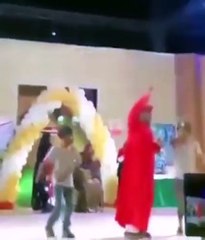 فتاة تقتحم المسرح لتعانق عبد الله بالخير.. والأخير يرد