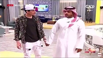 بالفيديو مذيع بقناة البداية يخبرمتسابق بوفاة والده على الهواء مباشرة وغضب بين الجمهور