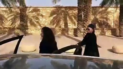 بالفيديو فتاة ترقص في الشارع بالسعودية بسبب تحدي رقصة كيكي