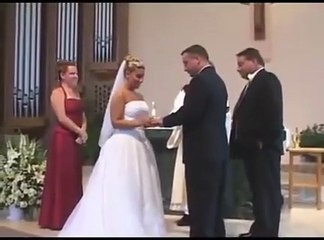 بالفيديو: موقف غريب في ليلة الزفاف يتسبّب في نوبة من الضحك للجميع!