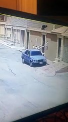 بالفيديو لصوص يسرقون أحد المنازل في وضح النهار بالرياض