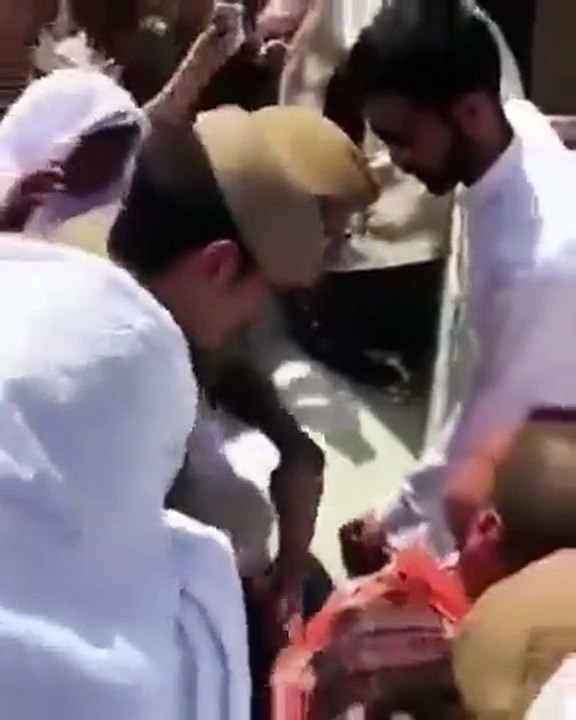 بالفيديو مساعدة رجال الأمن بالمسجد الحرام لرجل قعيد لتقبيل الحجر الأسود