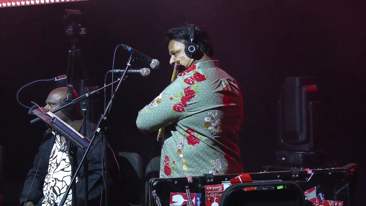 Thenisai Thendral Deva. Innisai Saaral Live in Concert Singapore - Ammamma song live performance