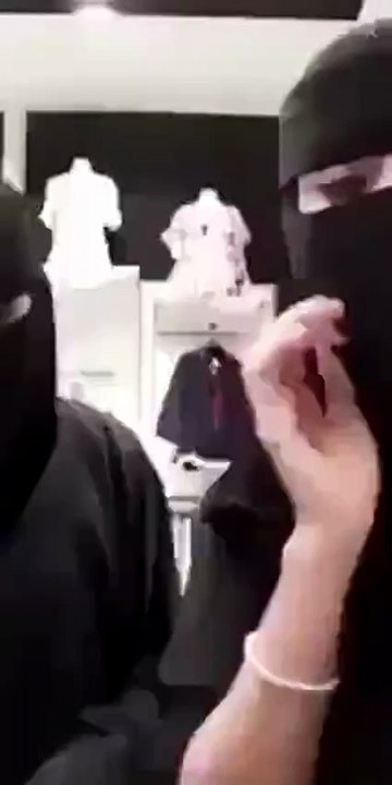 بالفيديو موظفة سعودية تتعرى أمام الكاميرا في مقر عملها !