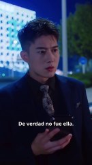 Niña de 5 años abraza a piloto apuesto y lo llama Papá… se sorprende al ver su mini versión!