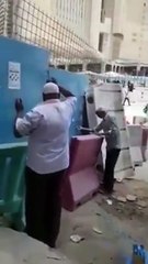 بالفيديو شخصان يثيران الجدل بوضوئهما بدون ماء في الحرم !