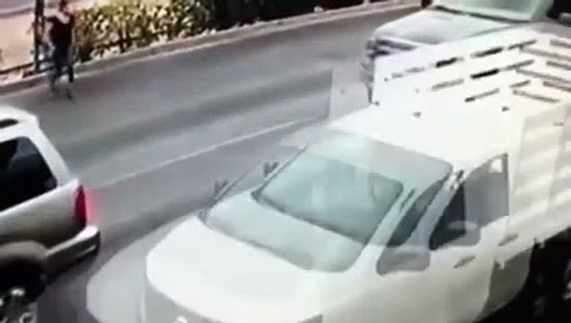 بالفيديو فتاة كادت أن تلقي حتفها بسبب الكعب العالي