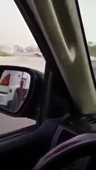 بعض الأشخاص يعترضون طريق دورية أمنية بالكويت أثناء مطاردتها لسائق متهور