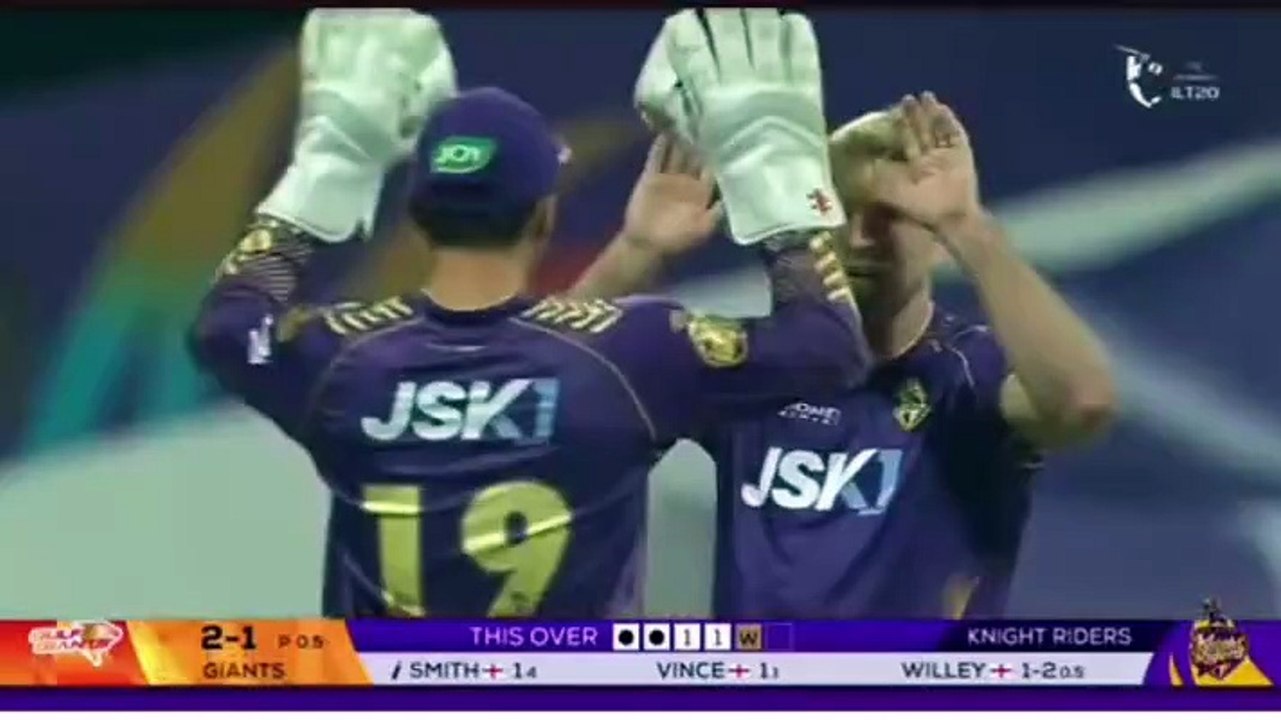 David Willey bowling