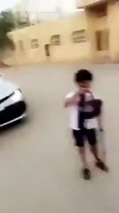 بالفيديو طفل يقوم بإطلاق نار كثيف وسط تشجيعات من الشباب