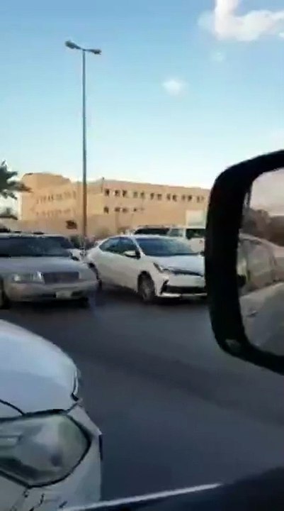 بالفيديو استاذ جامعي يتطوع لتنظيم حركة السير في إحدى التقاطعات المزدحمة بالسعودية