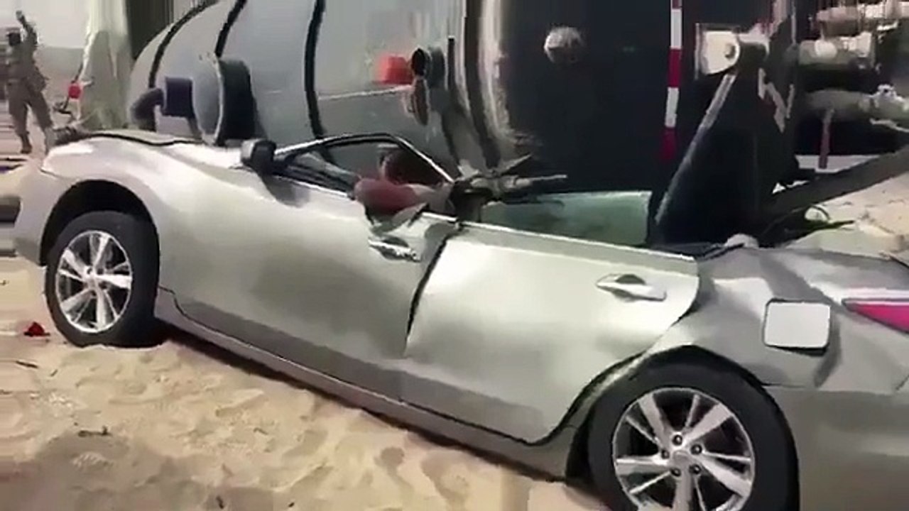 بالفيديو معجزة تنقذ حياة قائد مركبة بعد إنقلاب شاحنة فوقها بإحدى مدن الكويت